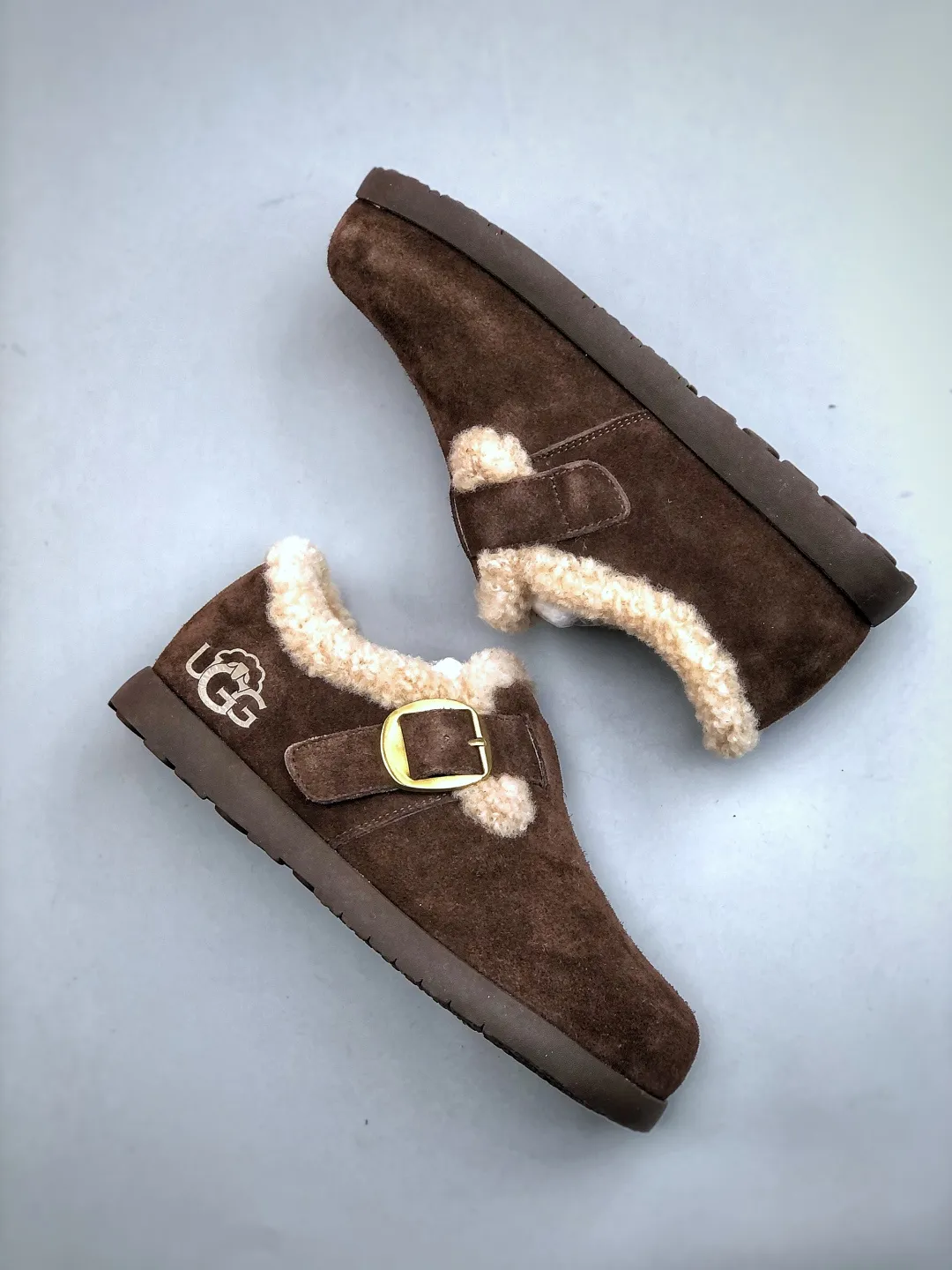 💰520 supports the store K T/UGG Sko A/S new styles. Popular models with good looks. Thick-soled dad shoes. A must-have. Fashionable in the old days. Simple and high-end. Very comfortable to wear casually. Must-have items of the year. The latest catwalk model sports white shoes that are popular among domestic and foreign bloggers. The upper foot is full of aura and can be matched casually. It is made of first-layer cowhide material. Silk cowhide lining is used. Original T vacuum thick sole. Retro color rubbing and distressing. Item number: 202510103633 Size: 35-40